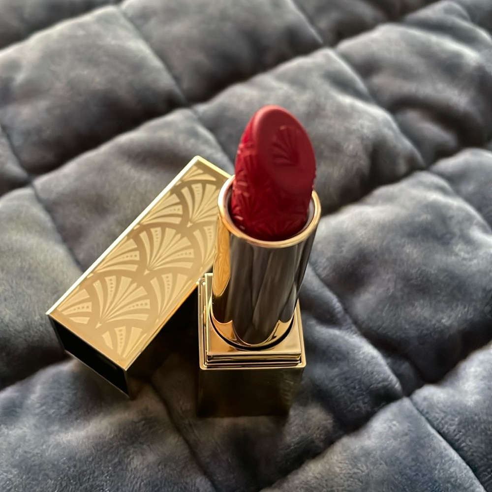 Esteé Lauder Limited Edition Lipstick in Red Velvet